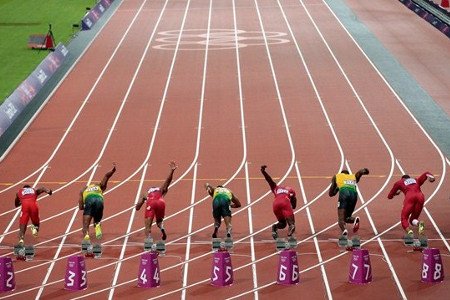 Línea de salida en una carrera de atletismo