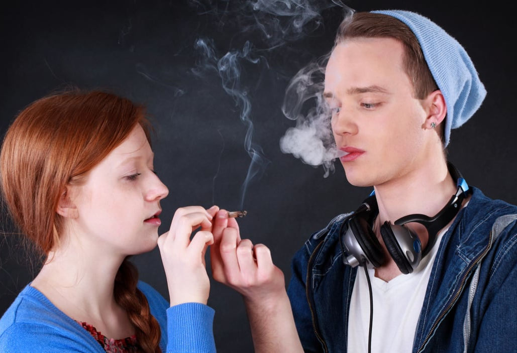 Adolescentes fumando marihuana