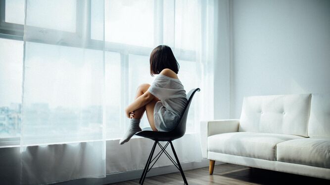 Chica deprimida sentada en una silla