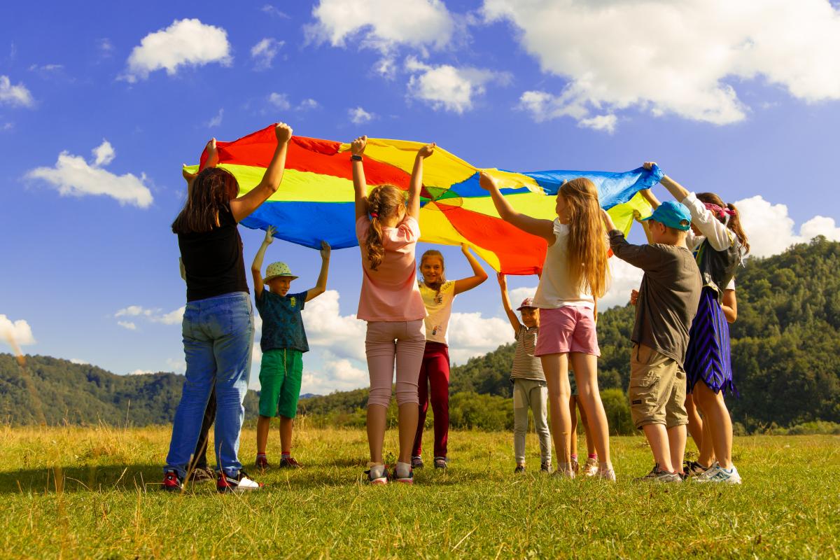 Grupo de niños levantan una bandera