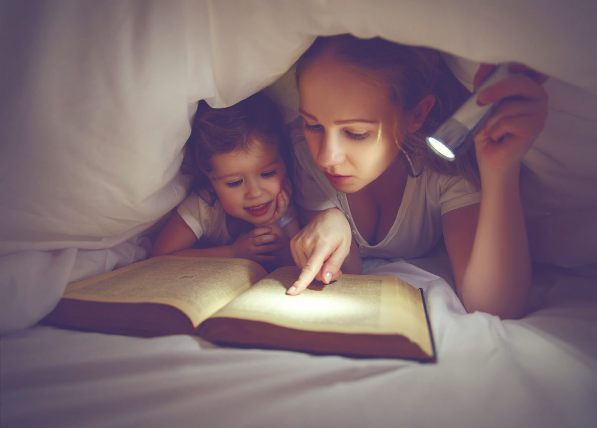 Madre e hija leen un libro
