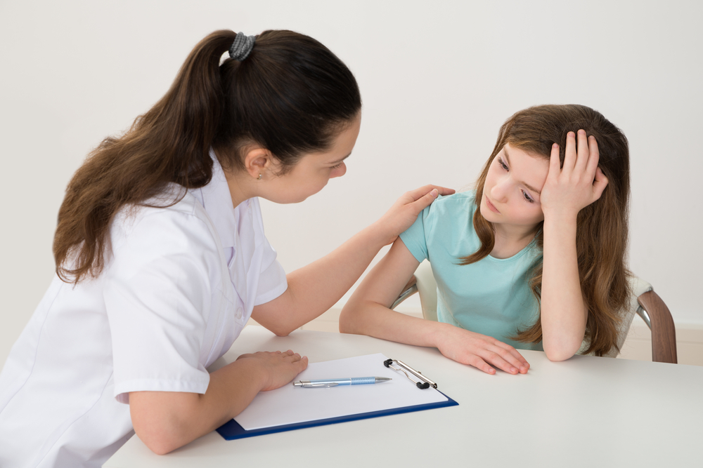 Psicóloga entrevista a una niña