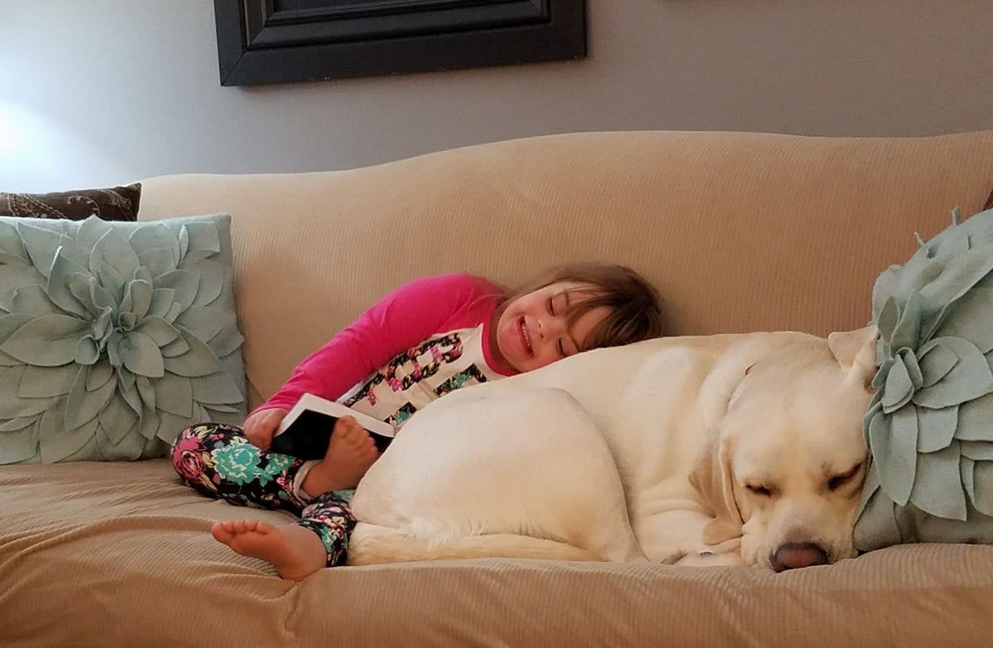 Niña en el sofá con su perro