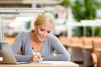 Universitaria estudiando