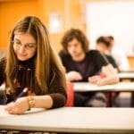 Universitarios estudiando en una biblioteca