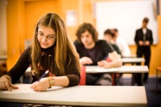 Universitarios estudiando en una biblioteca