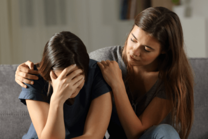 Dos chicas. Una está deprimida.