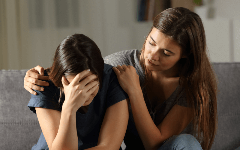 Dos chicas. Una está deprimida.