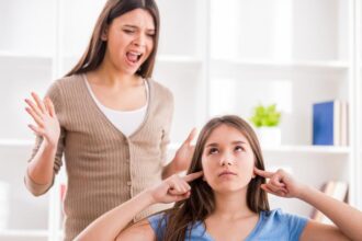 Madre e hija discuten.